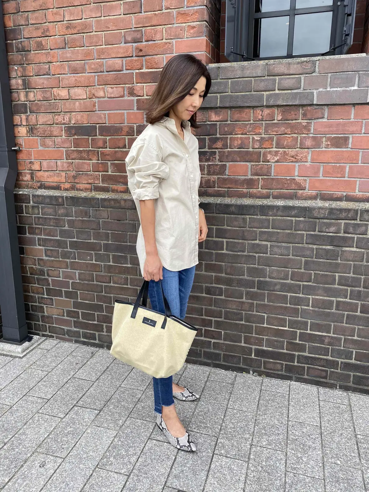 エクラ10月号付録のトートを持ってブランの画像_1