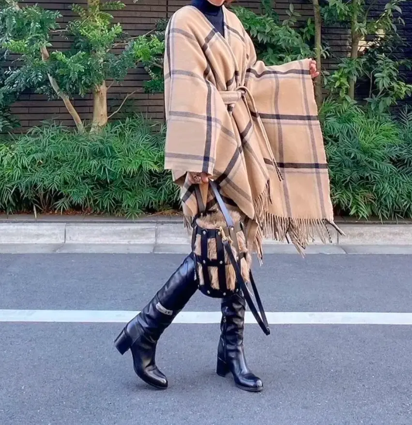 チェック柄マントでリラックススタイルの画像_3