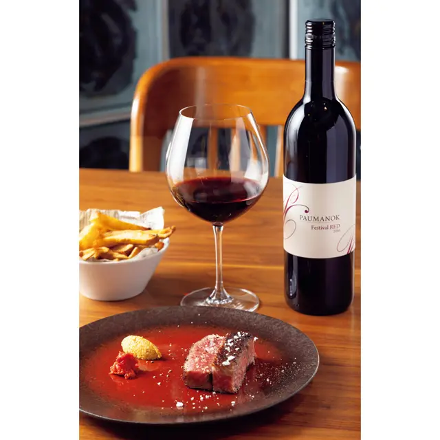 ¥7,000コースの一例。メインは「黒毛和牛経産牛サーロインの炭火焼」。香ばしく、肉のうま味がたっぷり（フレンチフライは2人分）。牛肉は80gあり、ボリュームも十分。ワインはカベルネ・フラン主体でエレガントな「ポーマノック フェスティバル・レッド」。ボトル¥9,000、グラス¥1,700