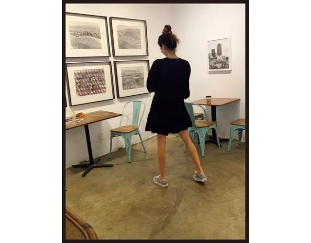 ショートスカートかミニドレスにスニーカーも好きです、ガーリーになりすぎないから