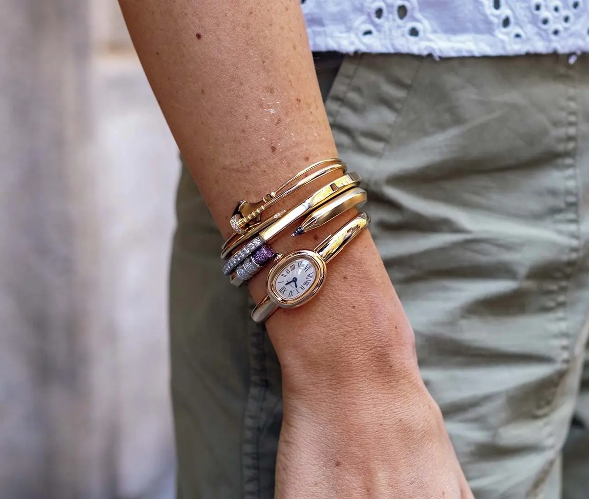 ヴィルジニア（画廊オーナー／ミラノ）カルティエのブレスレットとベニュワール ウォッチをリズ ミカルに重ねて