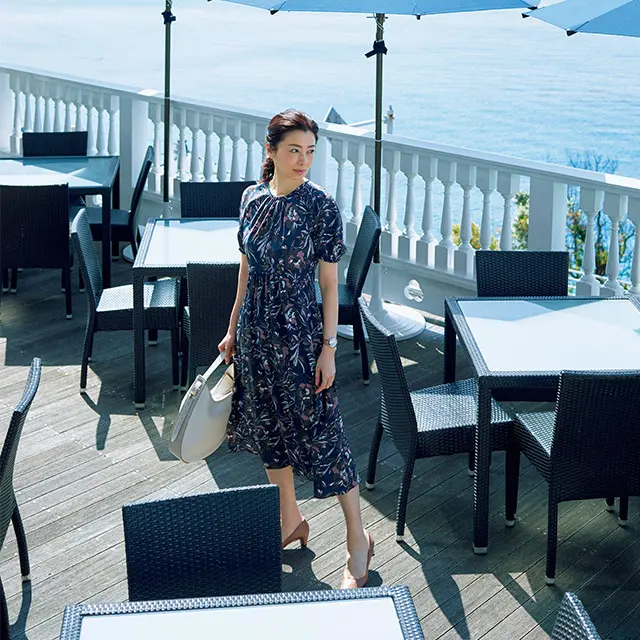 上品に個性を印象づける、 なじみトーンの 花柄プリント