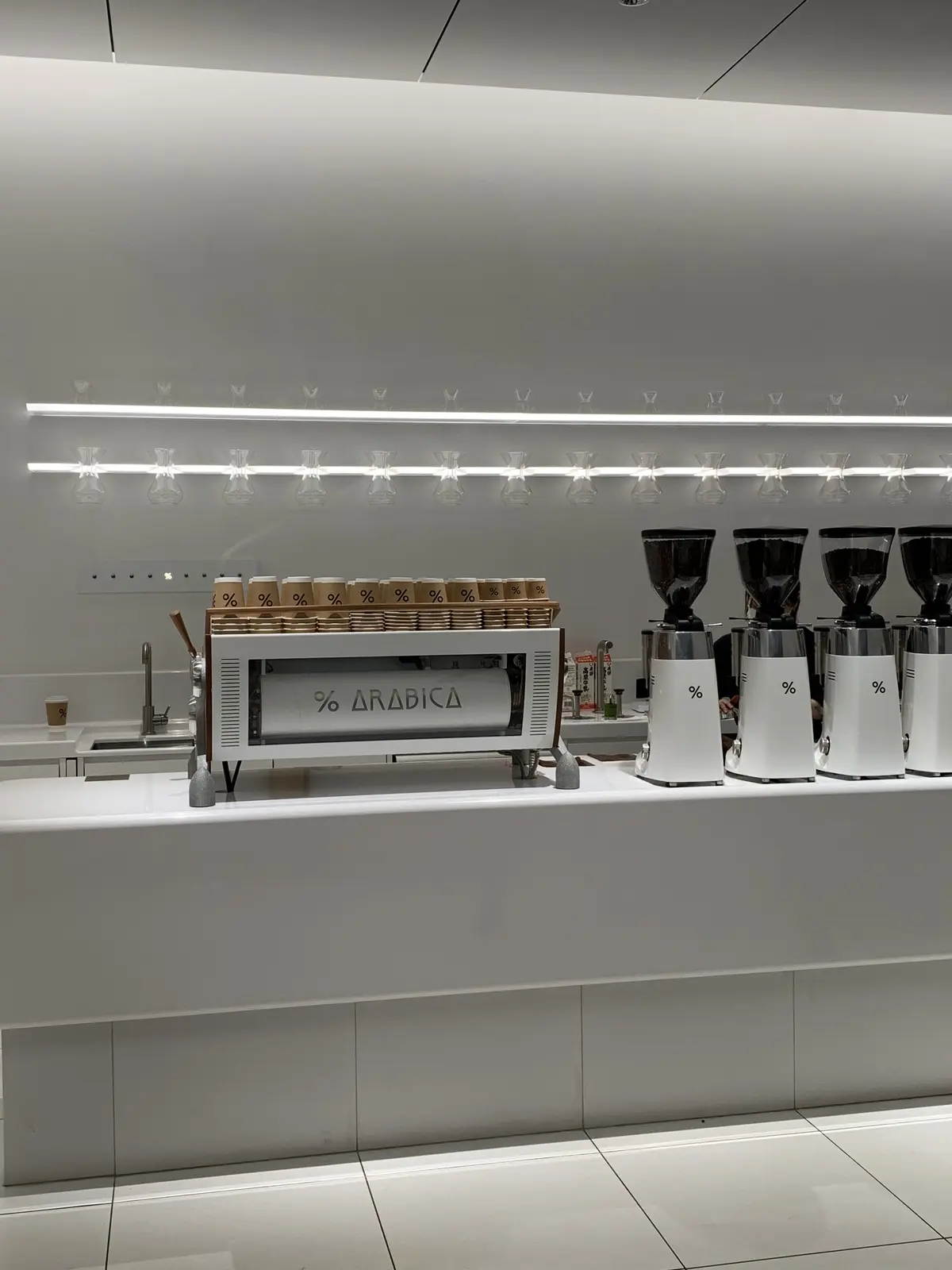 麻布台ヒルズB1階の％ARABICAの店内
