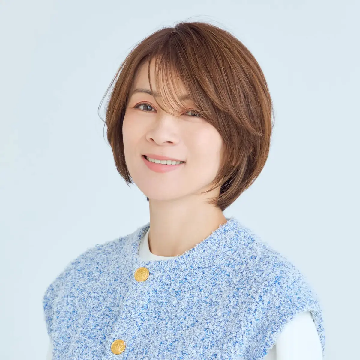 丸みフォルムとハイライトで、立体感と白髪カバーを叶えるショートヘア【50代髪型・ヘアスタイル】