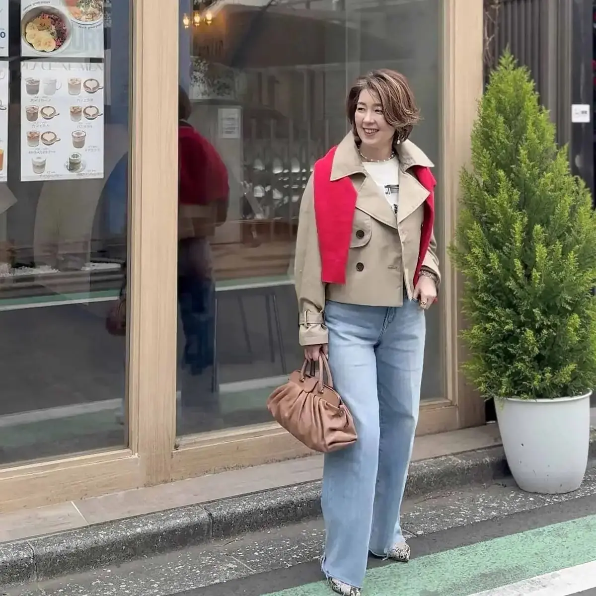 【50代のランチコーデ5選】デニムやボーダートップスを使って“頑張りすぎない着こなし”を実現！