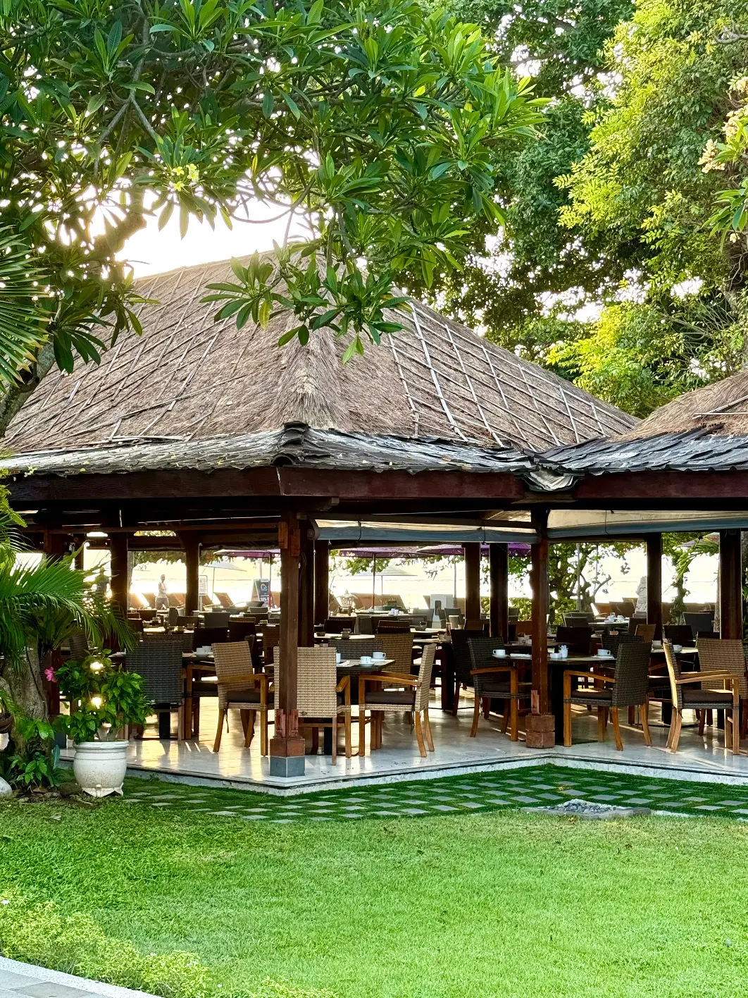 バリ島　サヌール　50代夫婦旅行　BALI 　プラマサヌールビーチホテル　PRAMA SANUR BEACH BALI　朝食レストラン