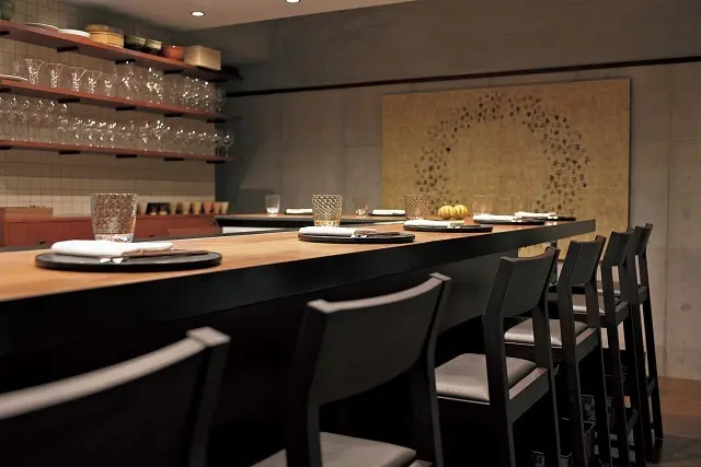 カウンター8名、個室8名まで