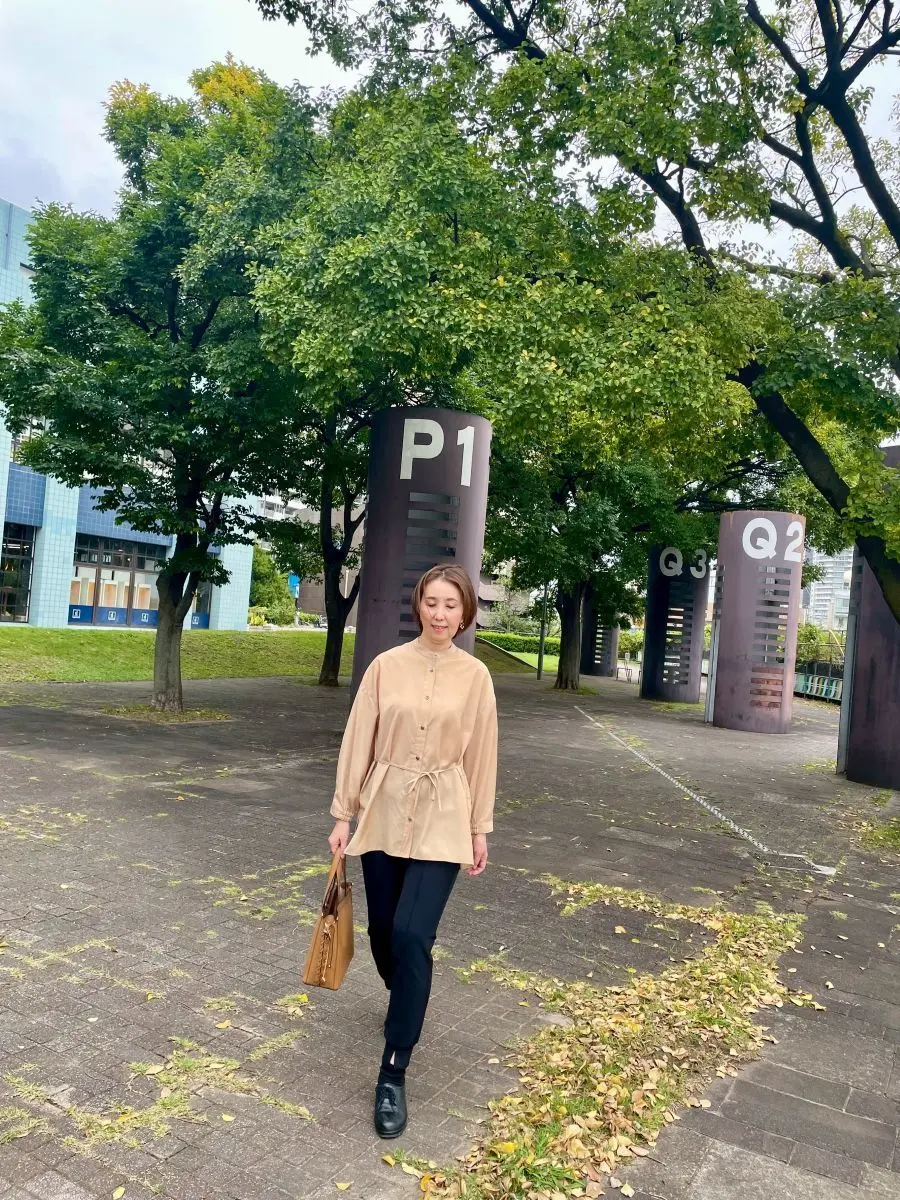 キャメルブラウスコーデ