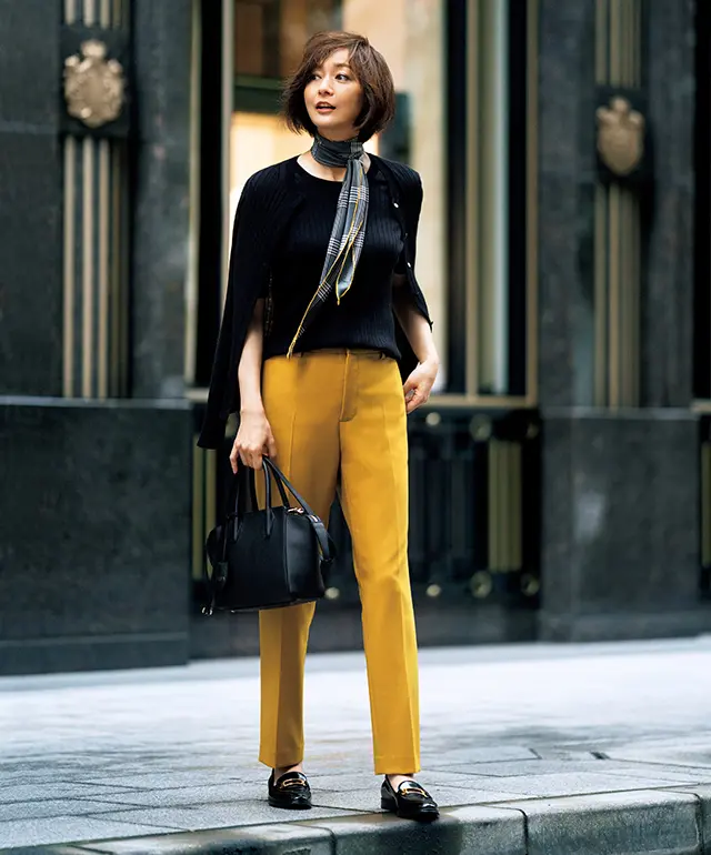 いつもの着こなしが見違える カラーパンツで ひと足早く秋色に