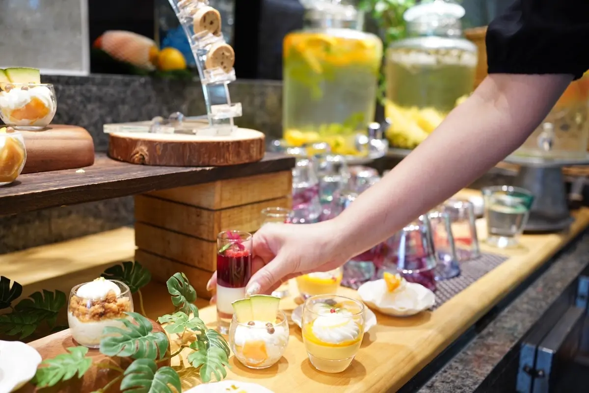 夏のブラックコーデでトロピカルなホテルブの画像_17