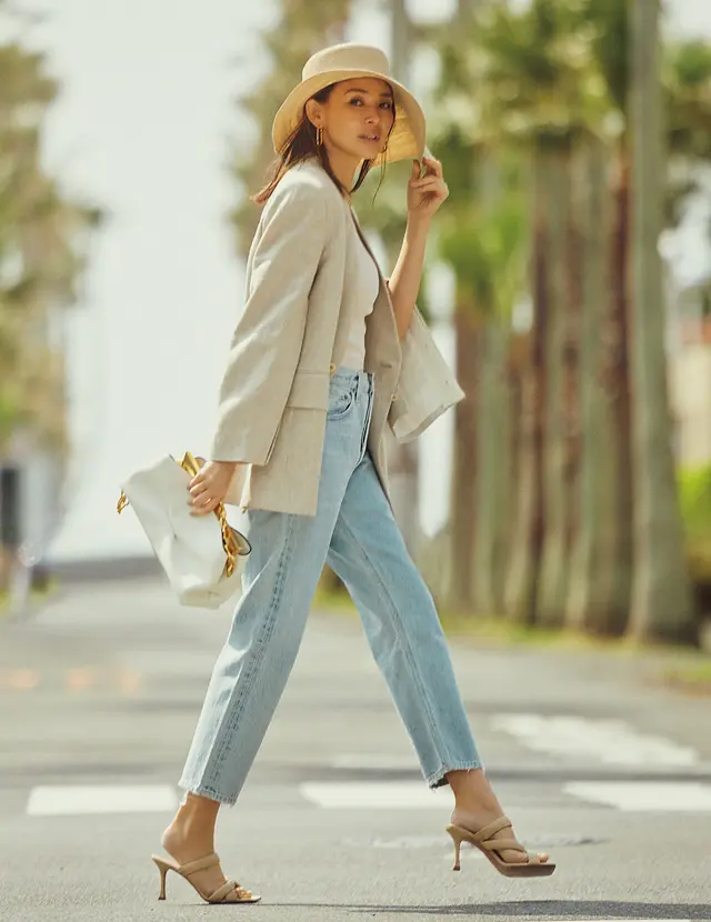 エー・ゴールド・イーの淡色デニムコーデのSHIHO