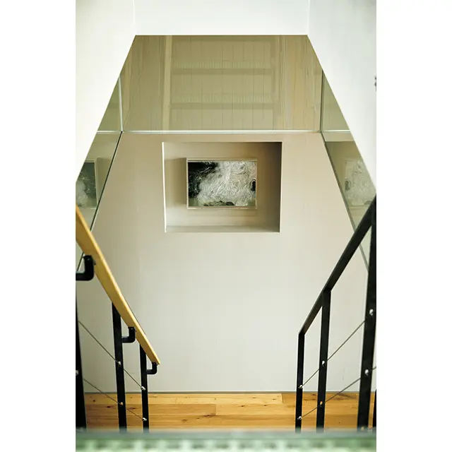 Nerhol（ネルホル）の《Hot sp  ring stream #2》は、メゾネットのスイートルームに展示