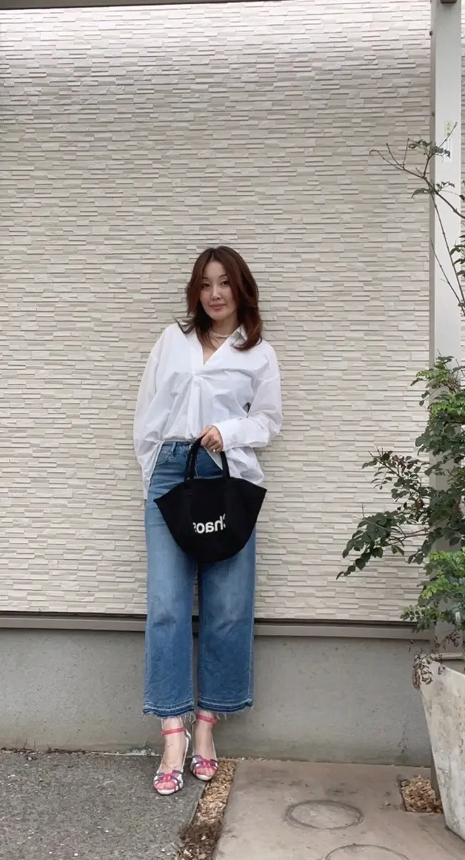 白シャツ　デニム　黒のトートバッグ