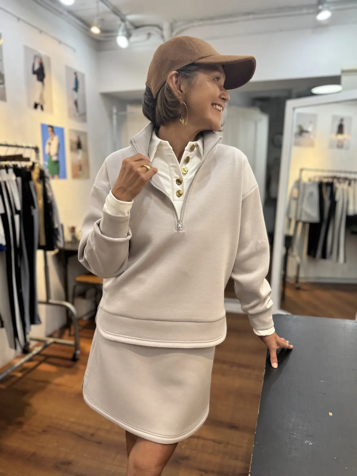 TMG 秋冬おすすめゴルフコーデ インしたのは金ボタンがポイントのプルオーバーシャツ