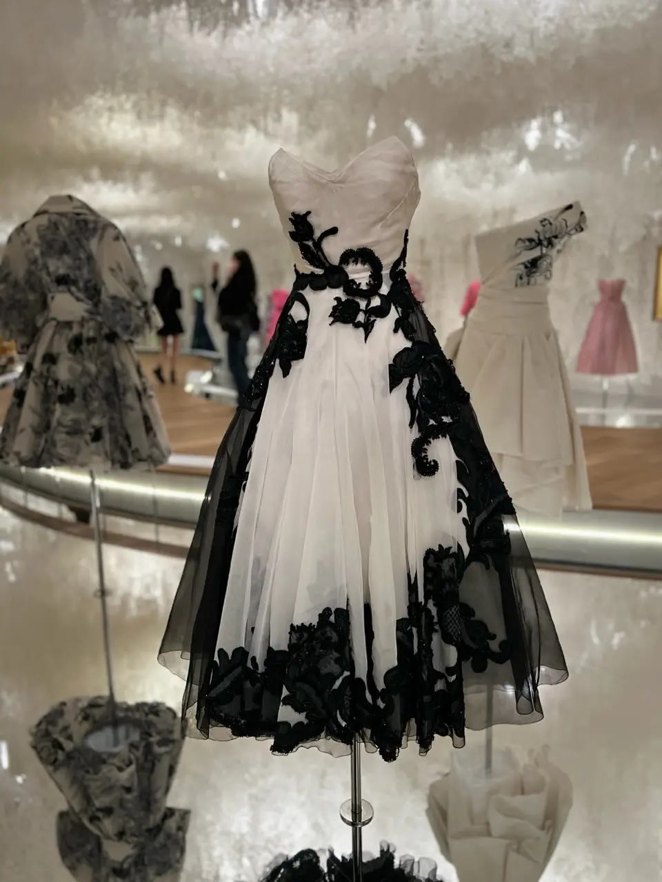 『クリスチャン・ディオール　夢のクチュリの画像_3