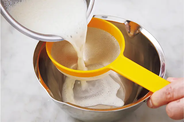砂糖を溶かし、別のボウルに網 で濾しながら移す。