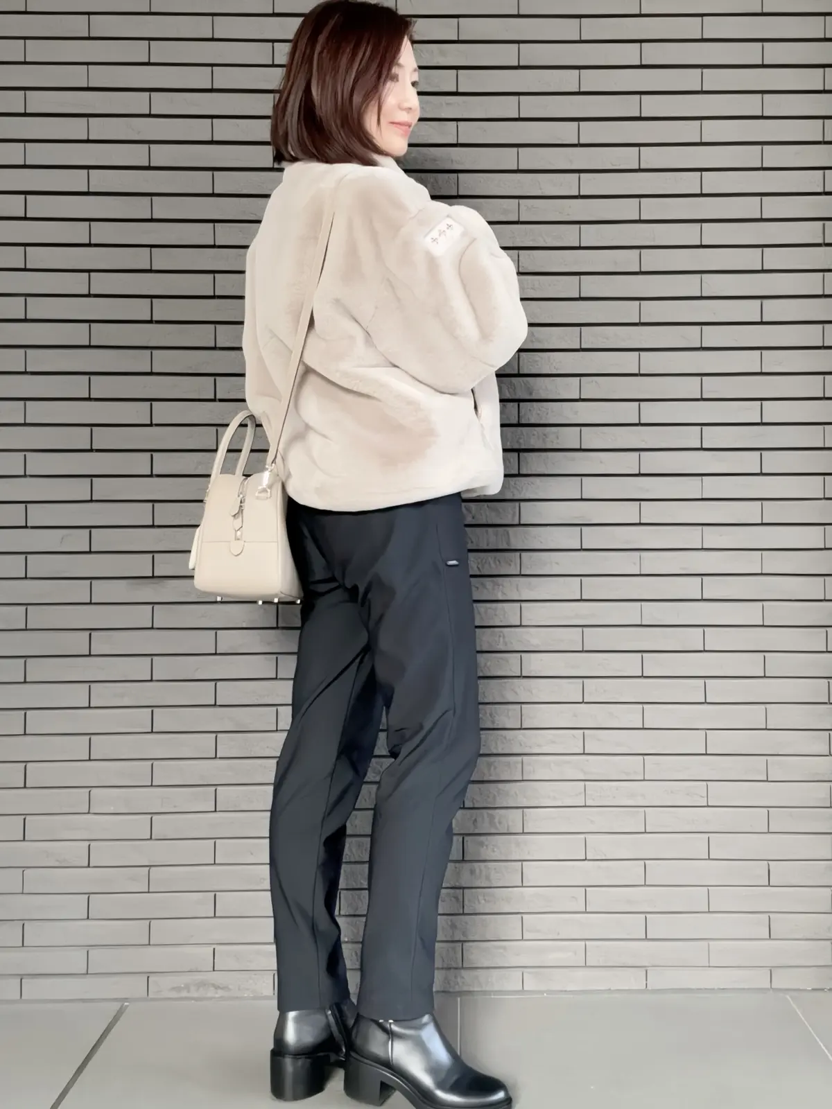 エコファーとブローチで上質カジュアルの画像_3