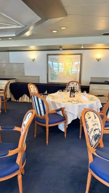 モデルナ船内レストラン