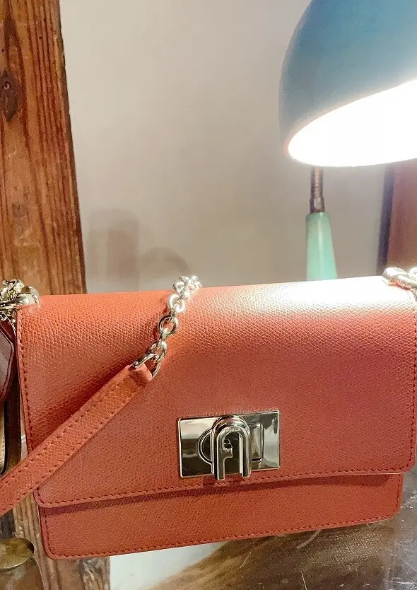 定番デニムを白に変えて、手持ちの服や小物の画像_2