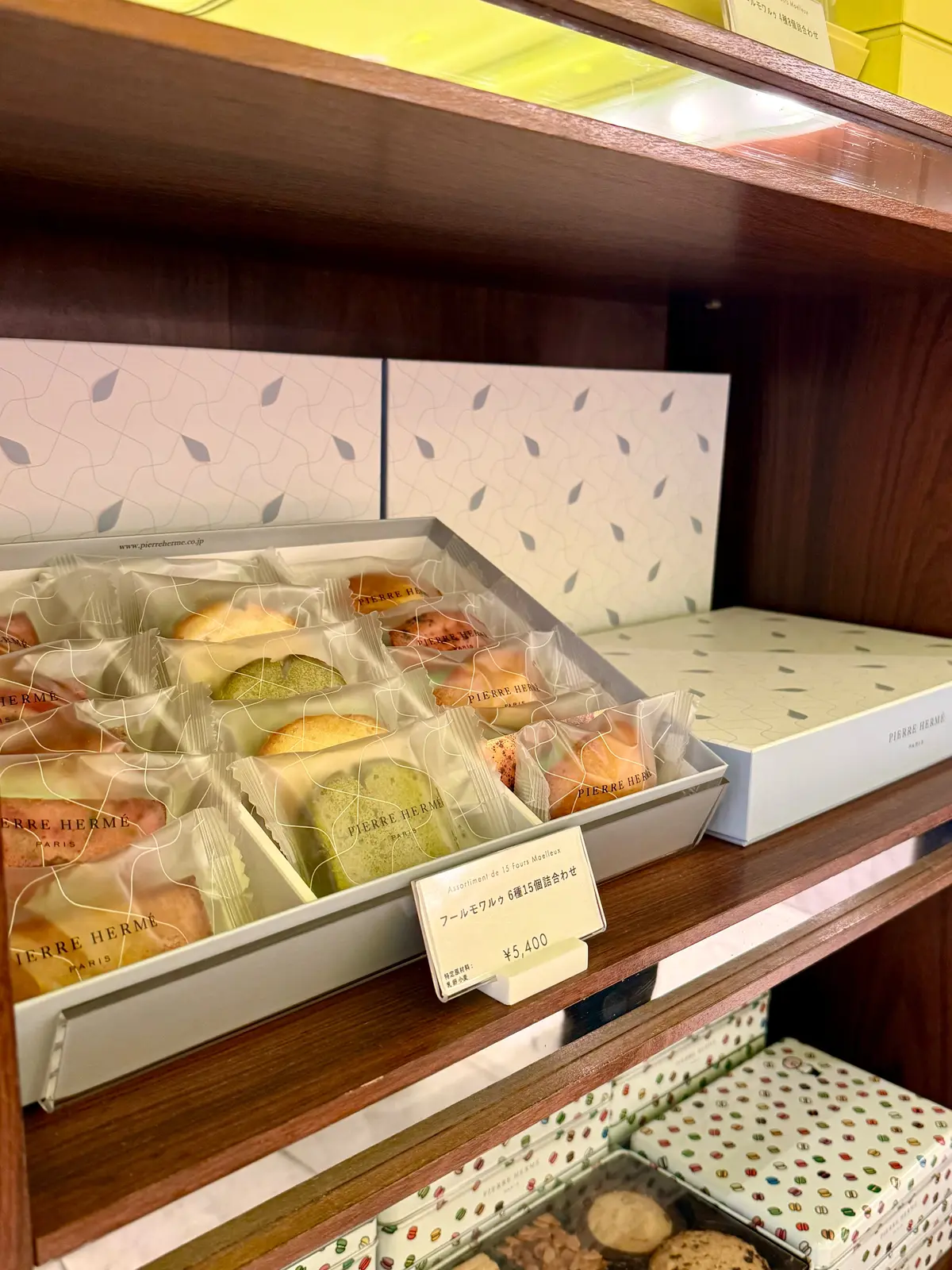 伊勢丹新宿店　ピエール・エルメ店内写真　フールモワルゥ　焼き菓子詰め合わせ