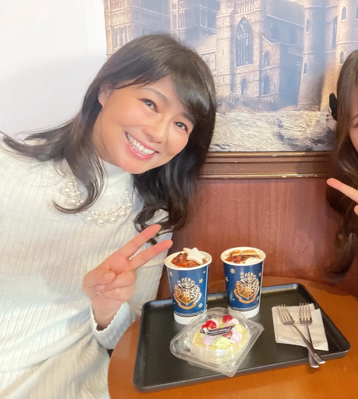 タリーズ、期間限定、ハリー・ポッターラテ、ロールケーキ、デコレーション、星型、クッキー、星型クッキー、赤坂、店内、ホグワーツ、ラッピングカフェ、コラボカフェ、ハリーポッターカフェ、白、白ニット、ネックレス、パール、大ぶりネックレス、