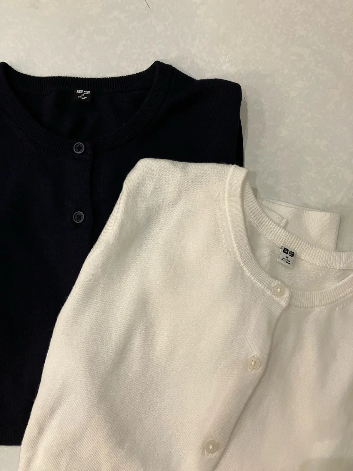 ウルトラストレッチエアリズムワンピース　UVカットクルーネックカーディガン　ユニクロ　ワンピース　ユニクロ　カーディガン    jマダムのコーデ　白スニーカー