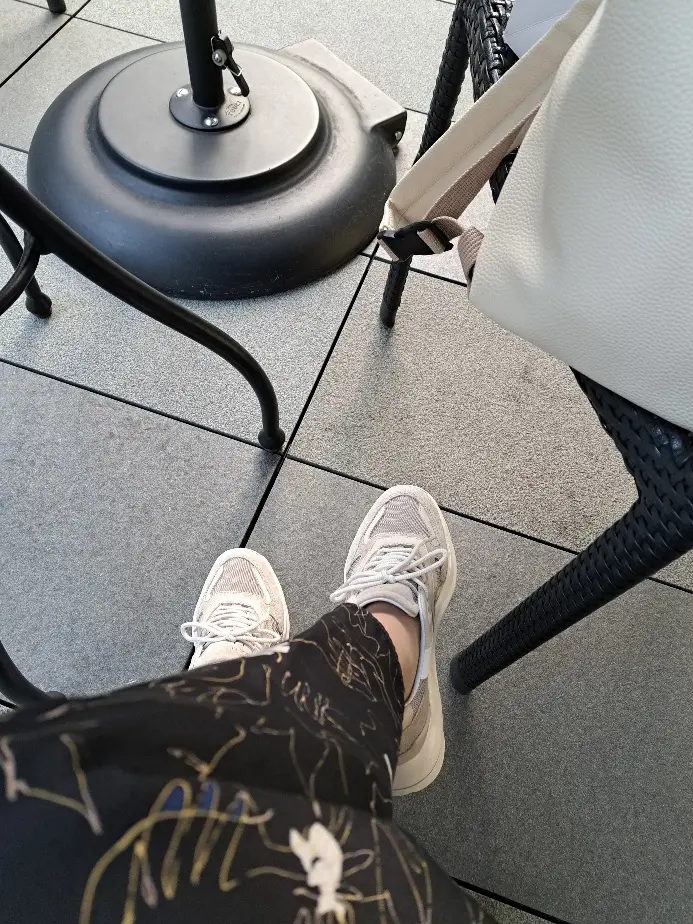 きれい目スニーカーが活躍中！の画像_3