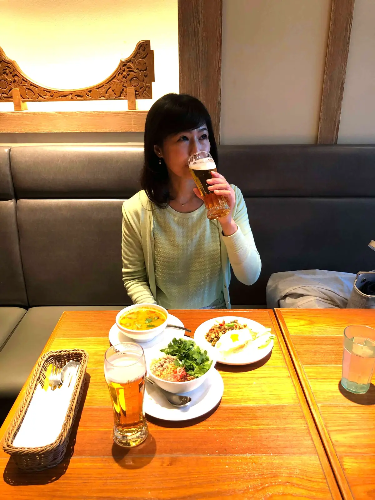 春ニット。ニットアンサンブル。パステルグリーンのニット。ミントグリーンのニット。レーススカート。ニットコーデ。スカートコーデ。春服。春コーデ。タイ料理。トムヤムクン。ホー。ガパオライス。グリーンカレー。ビール。