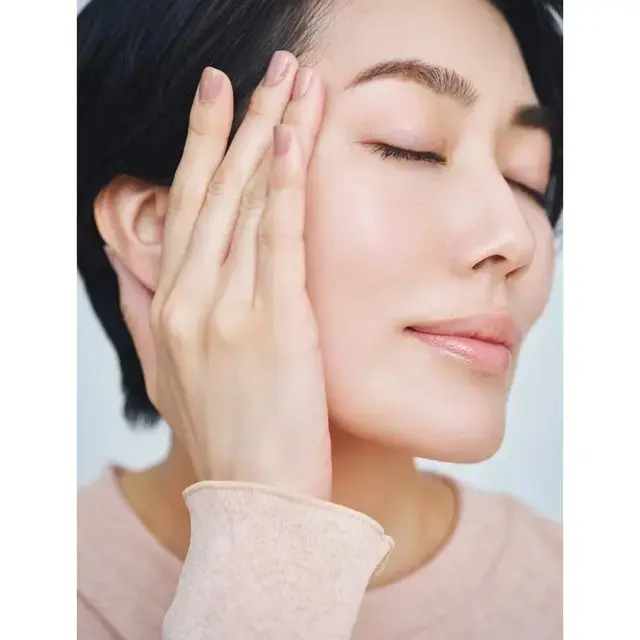 「下地はフレッシュさの要（かなめ）。スキンケアを塗るように手のひらで顔全体になじませて。色ムラ、毛穴、キメの乱れをこの段階で8割整えます」