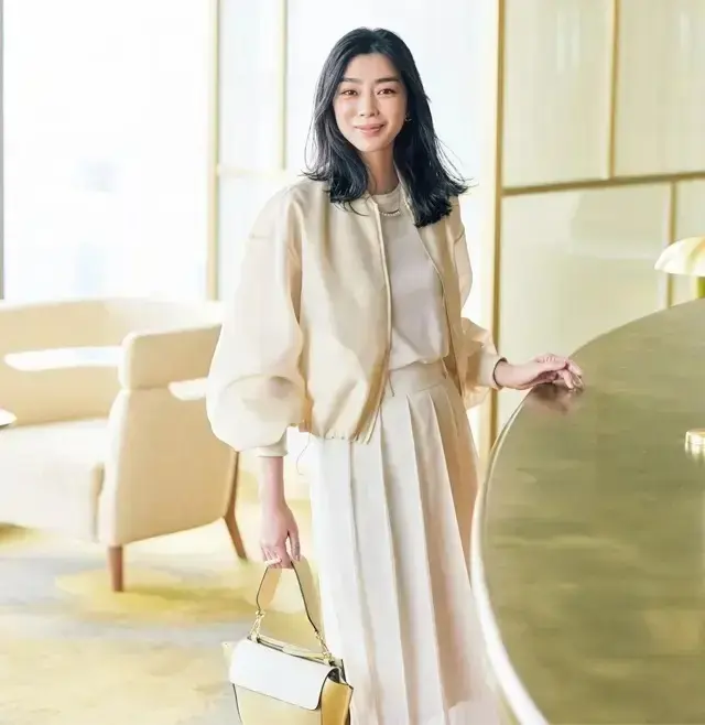 50代のおしゃれな春服「極薄ブルゾン」はおるだけで上品なムード