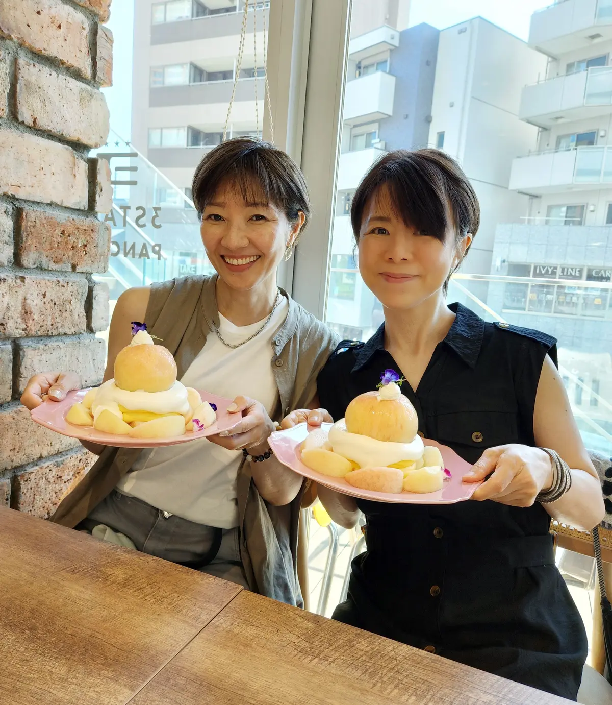 左:奈弓ちゃん　右:私