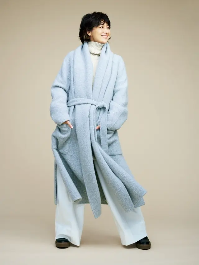 富岡佳子さんがまとうMax Mara（マックスマーラ）のガウンコート