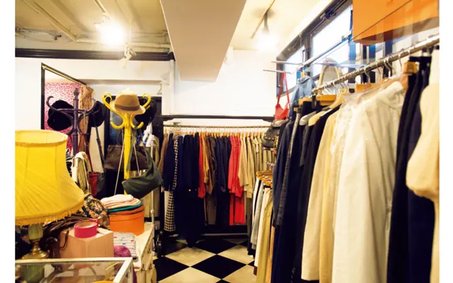 「イギリス製バーバリーをはじめ、ヴィンテージのトレンチコートは状態もよく、サイズ展開も豊富です」とゆうきさんもいち押しのコートのエリア