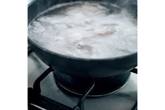 同じ鍋で食材2つを湯通し。雑味がなくなり、クリアな味に