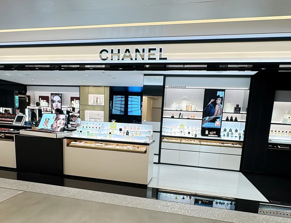 ニュウマン高輪　フレグランス・メイクアップ・スキンケア。気になるビューティアイテムに即アクセスできる、広大なシャネルのブティックのチェックもマスト。