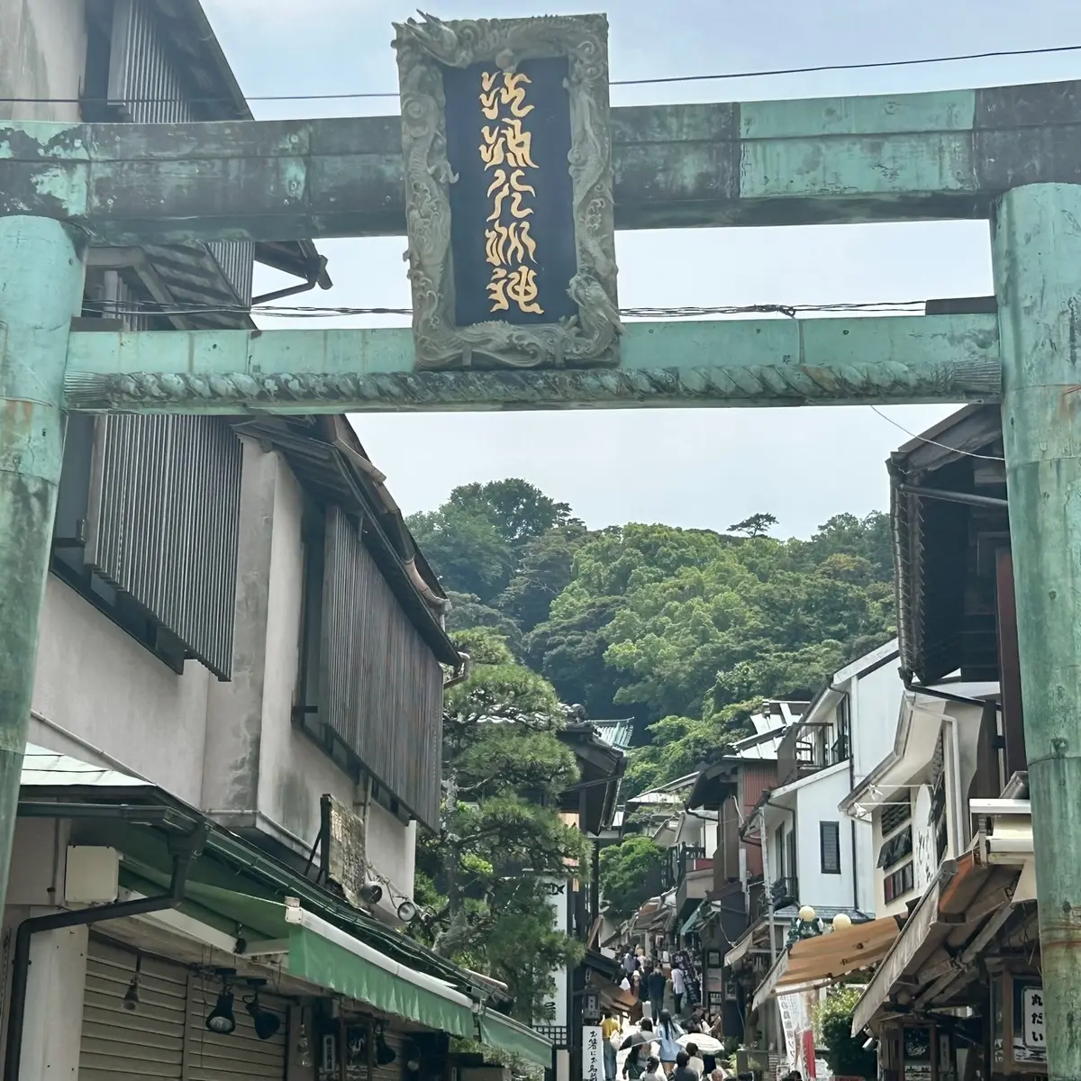 人で賑わう江ノ島入り口の参道