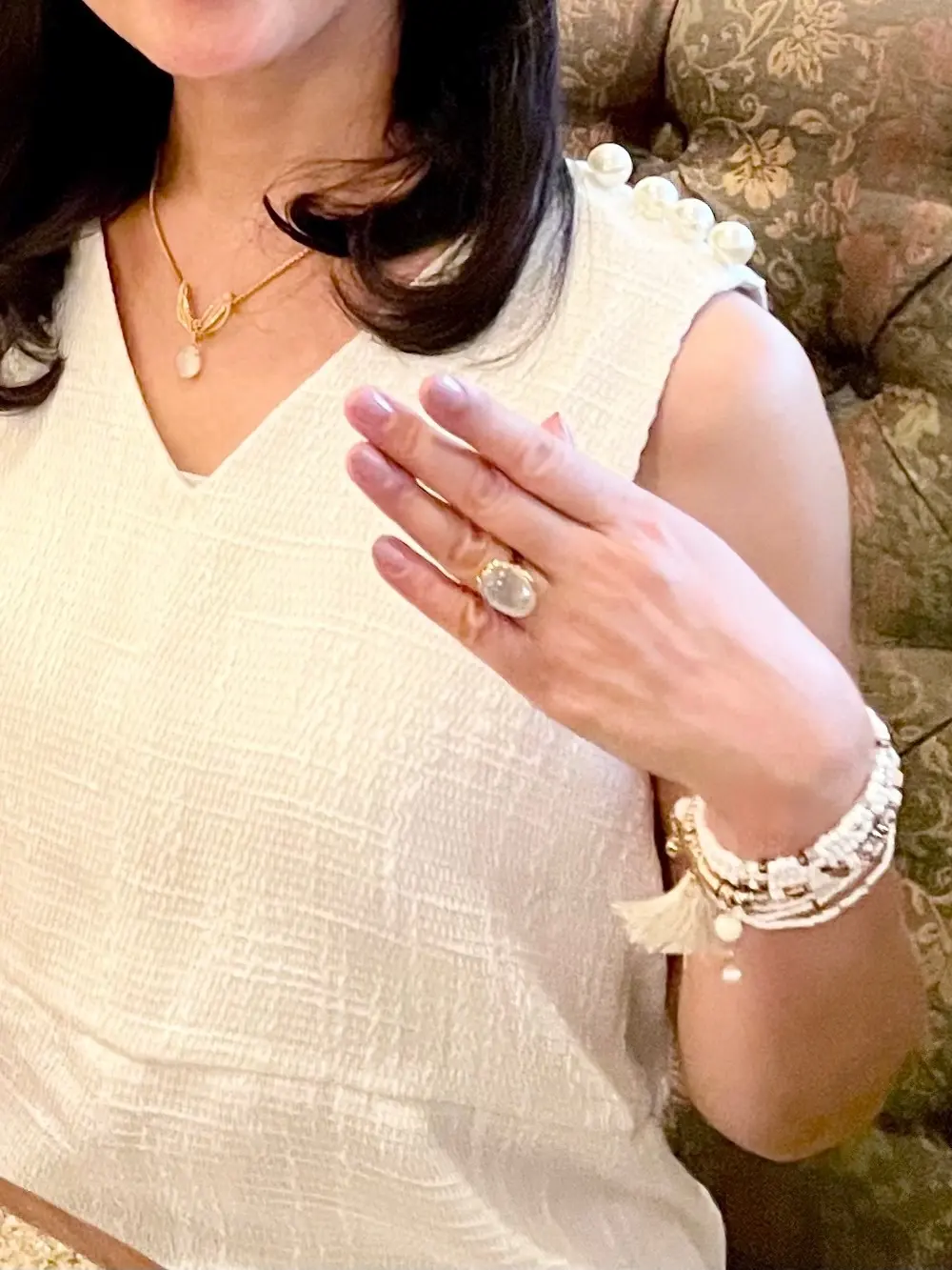 MID'OR、ロイヤルパークホテル、ロイヤルパークホテル水天宮、豪華、薔薇の絨毯の階段、結婚式、人気、フォトスポット、白、ホワイト、オールインワン、ホワイトコーデ、大人オールインワン、天然石、キャッツアイ、ネックレス、リング、ゴールド、大ぶりアクセサリー、ジュエリー、アクセサリー、ブレスレット、シェル、ビーズ