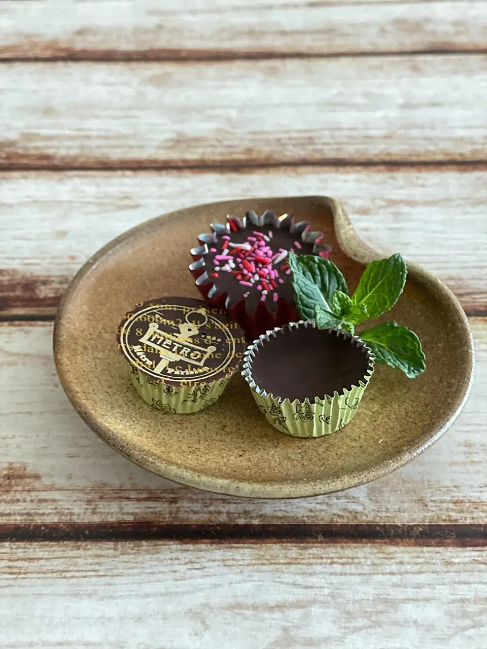 長女の手作りチョコと座主窯の豆皿