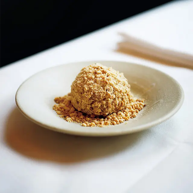 「黒胡麻団子　ピーナッツ衣」￥550。