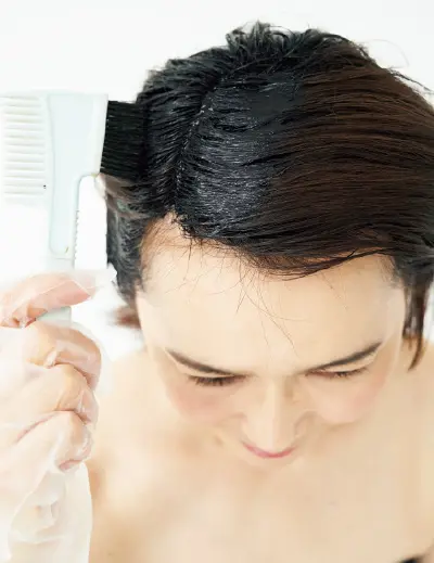 乾いた髪に、カラートリートメントをコームでつける
