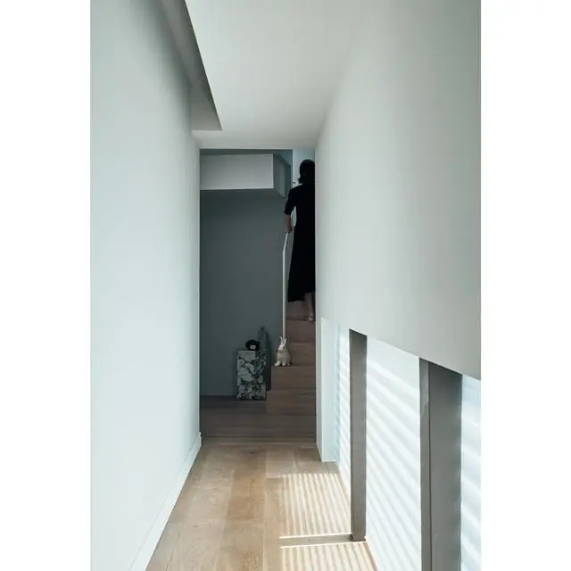 玄関を入り、廊下をはさんでLDKのある棟と個室のある棟に分かれたつくり。