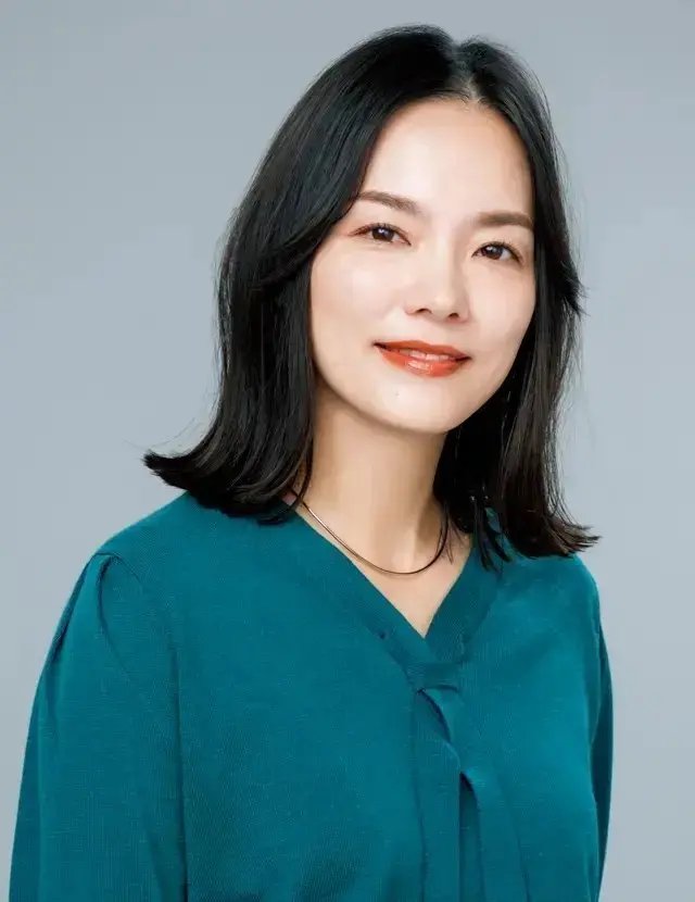 人気上昇中！女性らしい華やかな「大人のミディアムヘア」43選