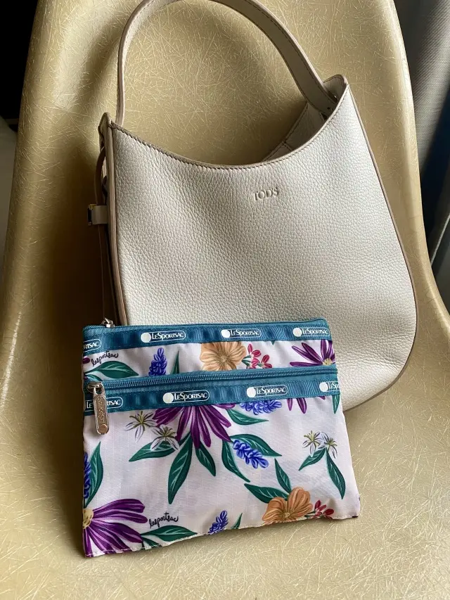 白が映えるブラックコーデの画像_2