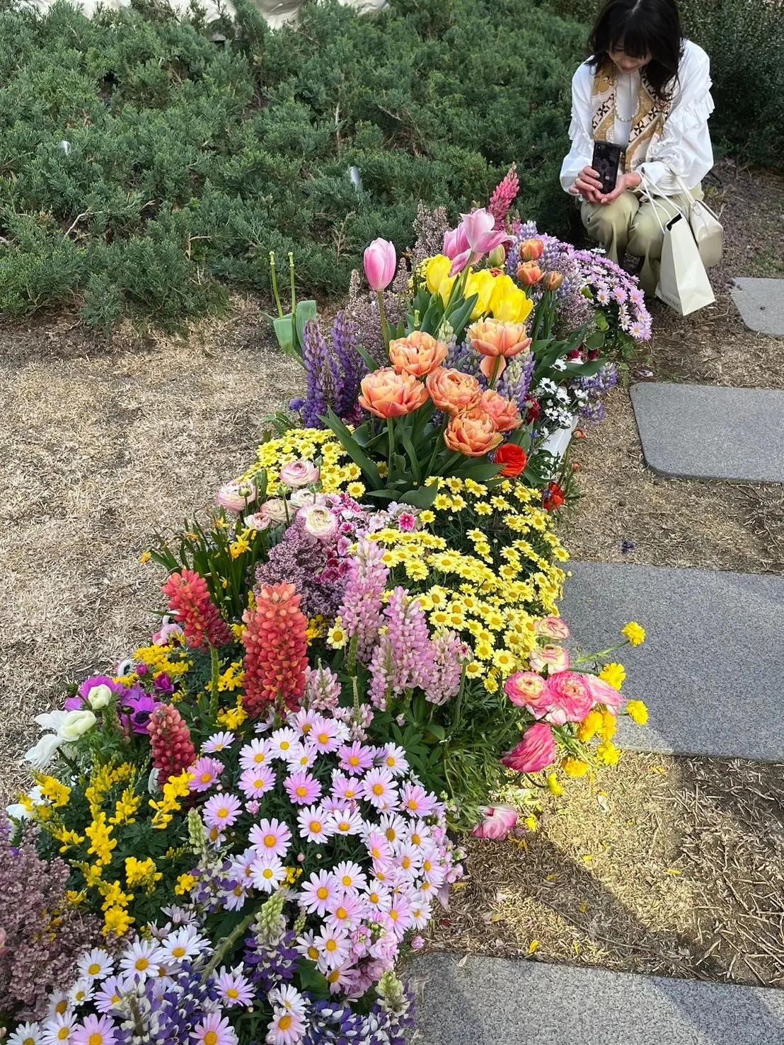 花を撮影する女性