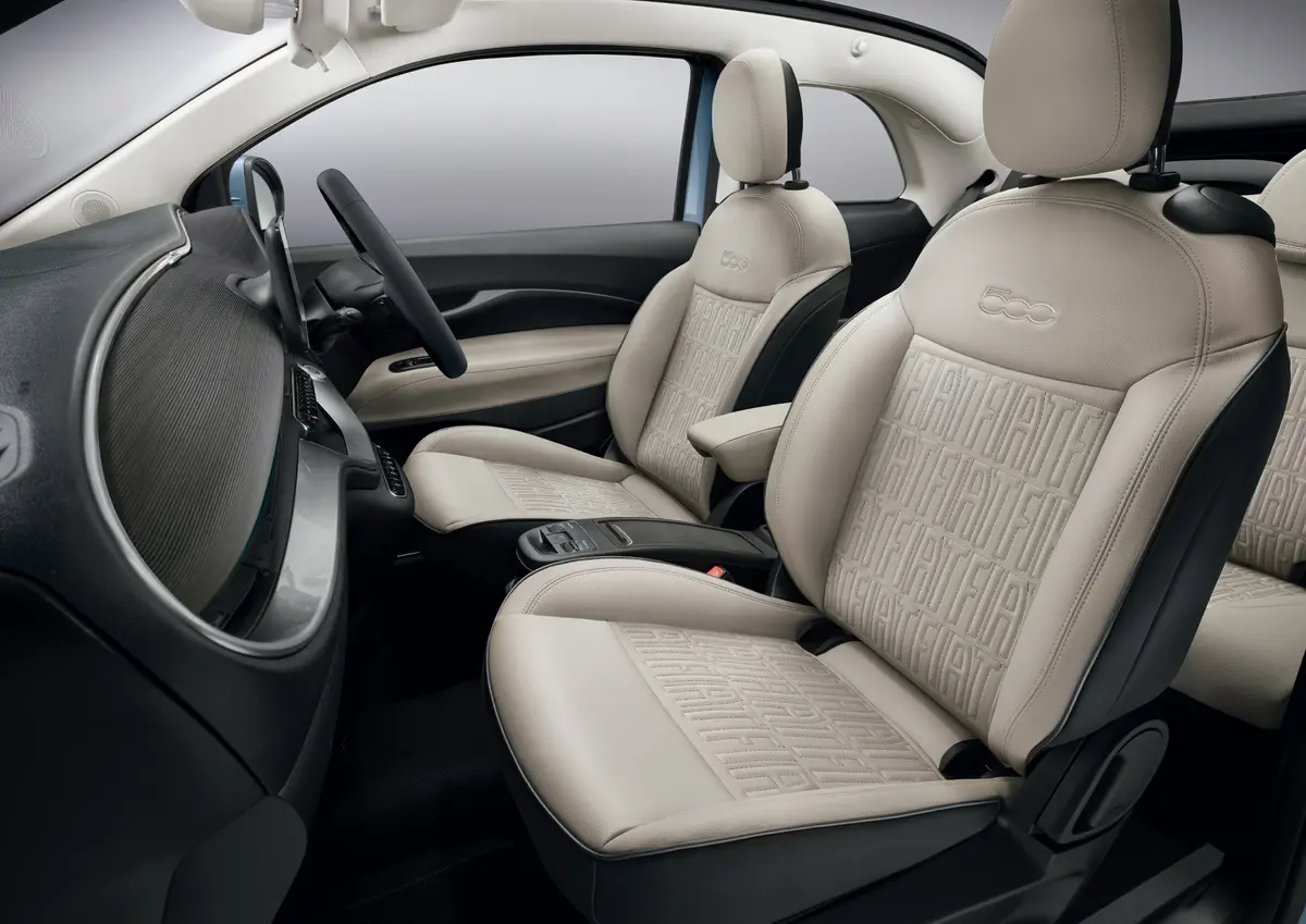 ゆったりサイズのフロントシートのさりげない総柄が心くすぐるインテリアは、さすがイタリア車と唸るセンス。