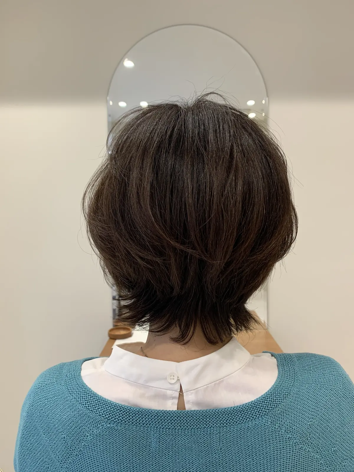 美容院でカット後の女性