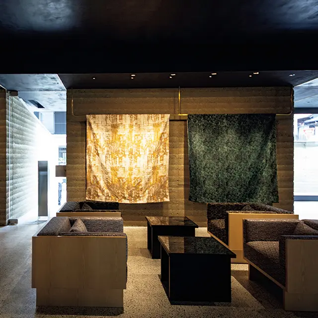 独自に開発した織り機を使って150㎝幅に織り上げたテキスタイル