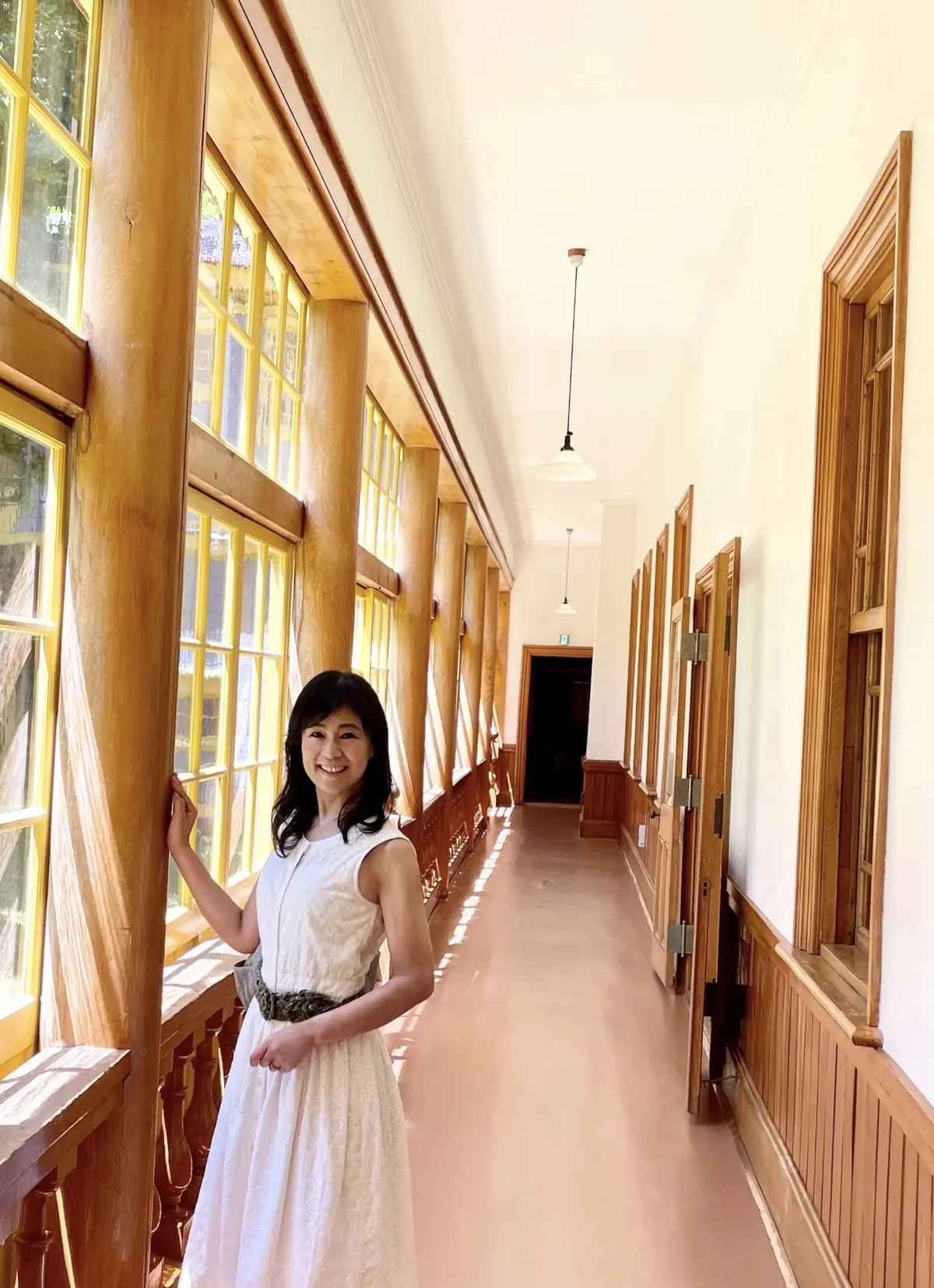 北海道、函館、旧函館公会堂、縁側、通路、廊下、白、ワンピース、白ワンピース、ベルト、ワンポイント、夏、夏コーデ、夏服、ノースリーブ、ノースリーブワンピース、レース、夏服コーデ、ワンピースコーデ。