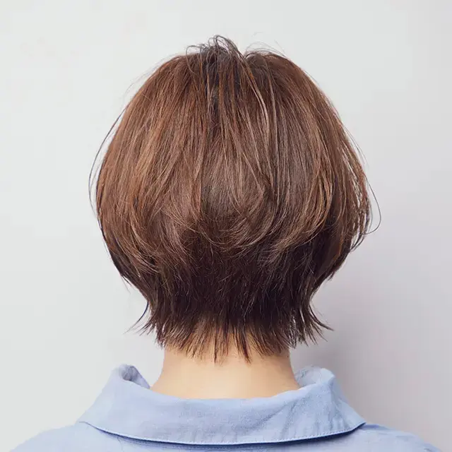 丸みフォルムと長めの襟足がポイント！夏ショートは細部へのこだわりで差をつける