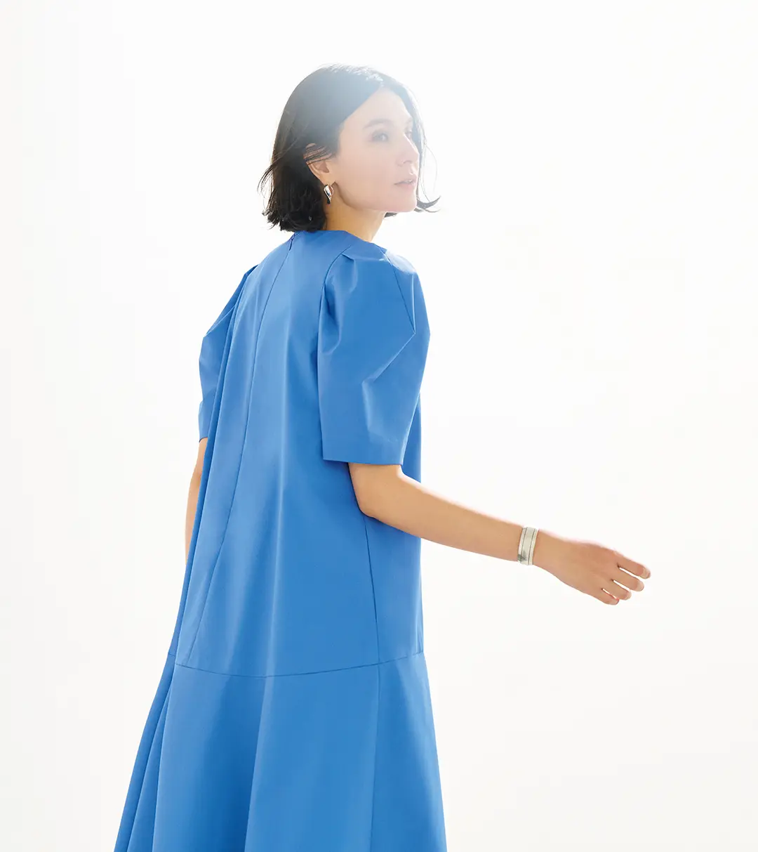 澄みわたるスカイブルーの心地いいさわやかさ。日常をいっそうドラマティックに